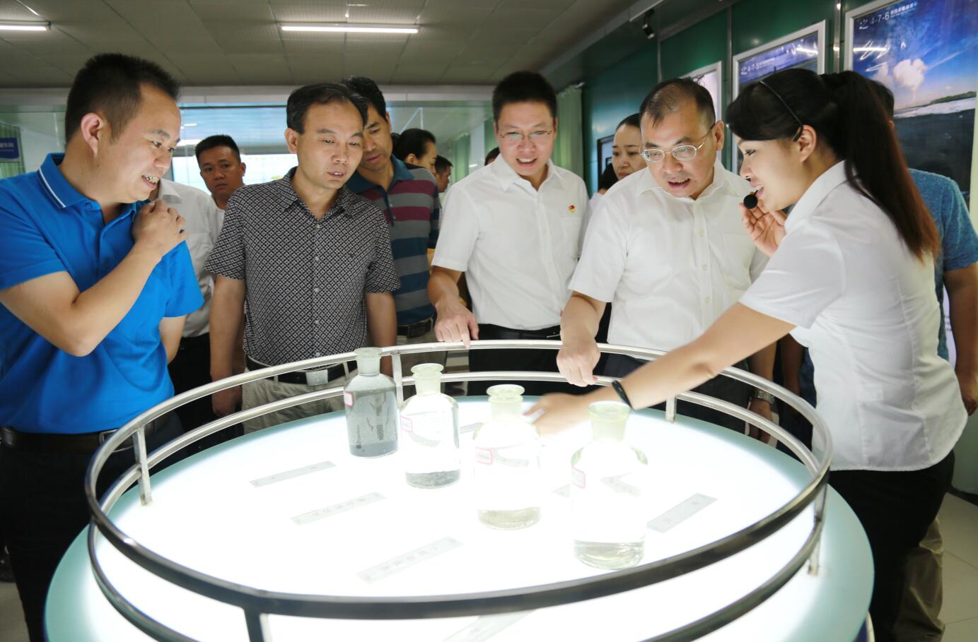 2016年9月，时任湖南省怀化市委常委、组织部部长，现任郴州市市委常委、组织部部长江波莅临公司视察.JPG